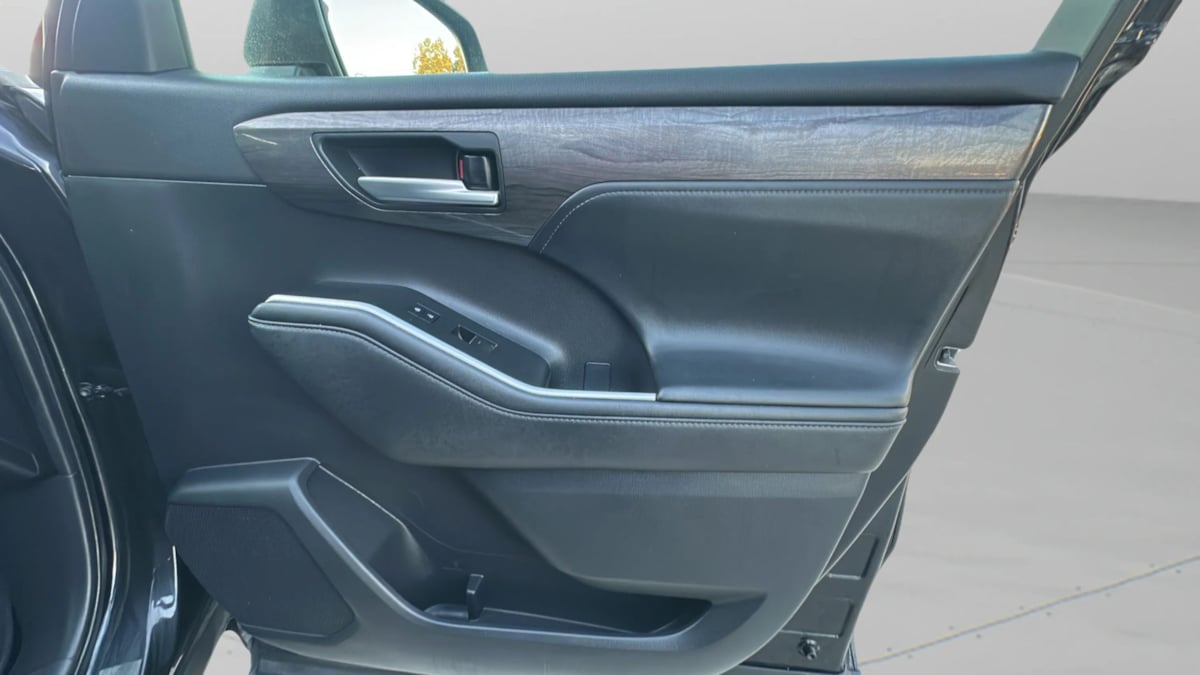 Photo 15 of this Toyota Highlander