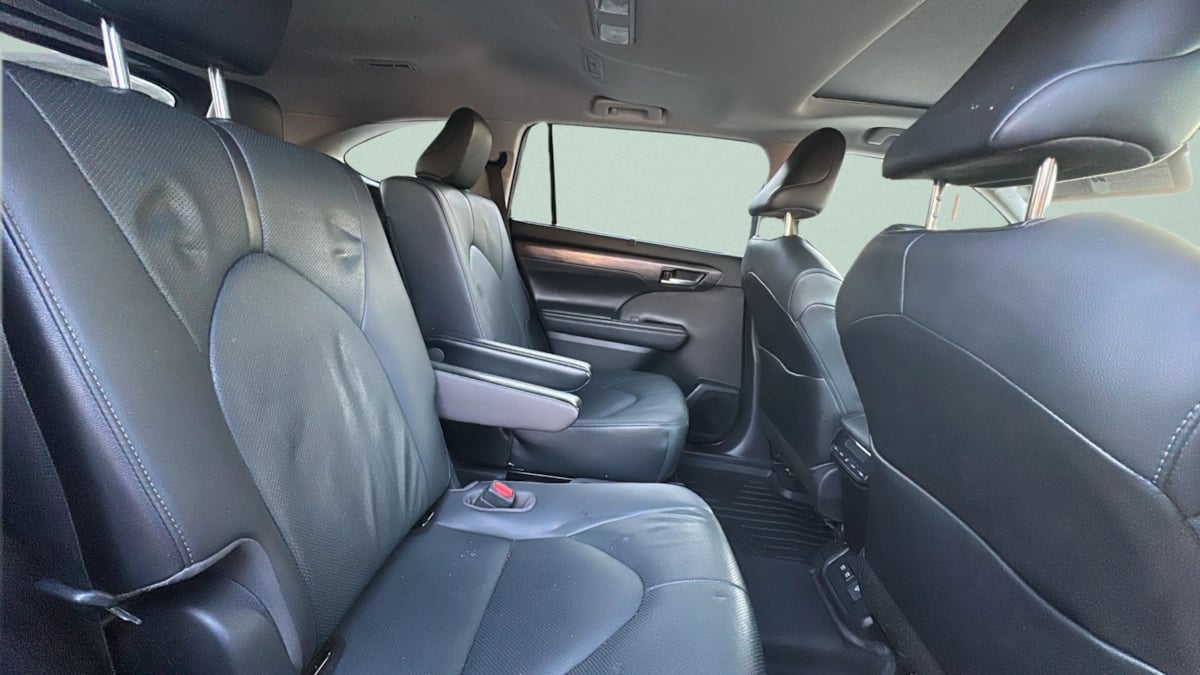 Photo 17 of this Toyota Highlander