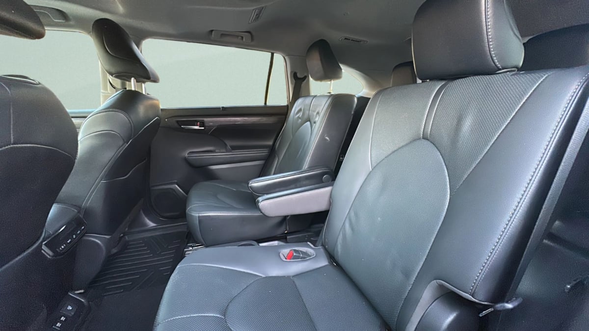 Photo 18 of this Toyota Highlander