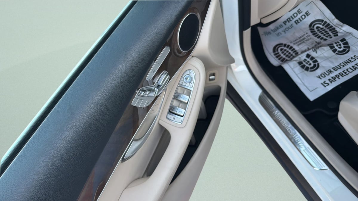 Photo 14 of this Mercedes-Benz GLC 300