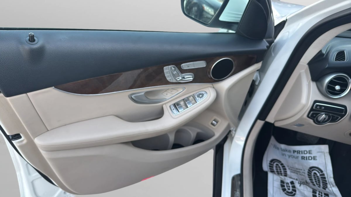 Photo 16 of this Mercedes-Benz GLC 300
