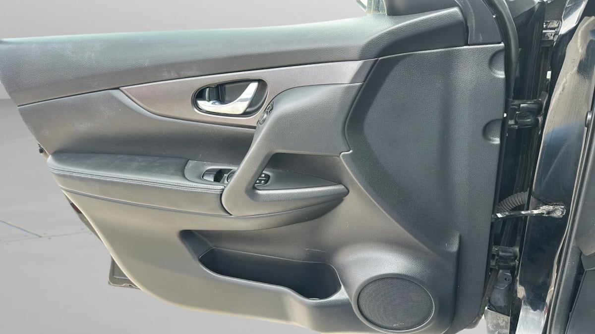 Photo 16 of this Nissan Rogue