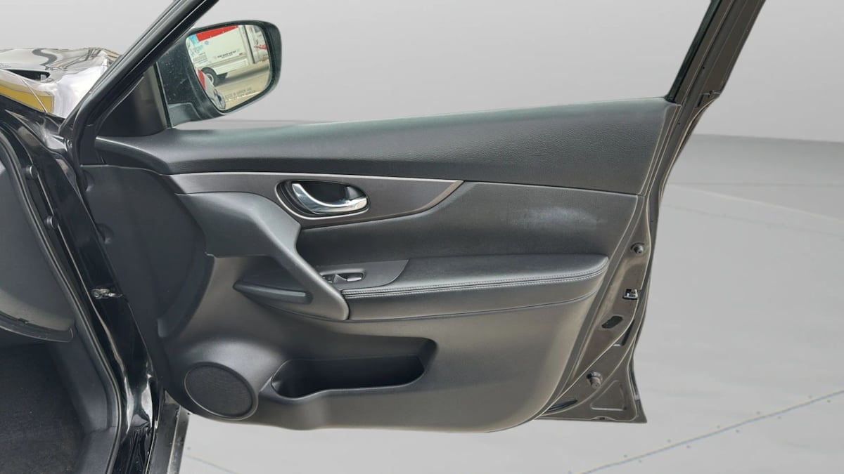 Photo 17 of this Nissan Rogue