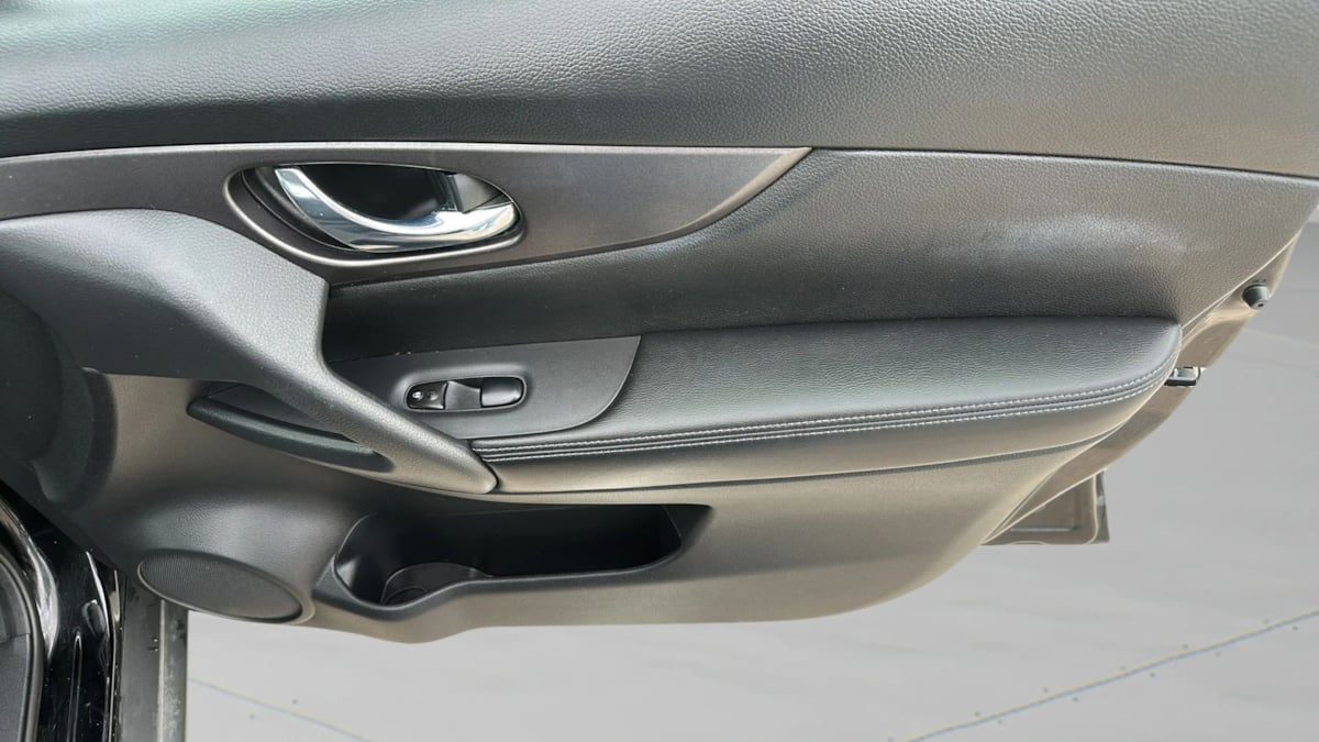 Photo 18 of this Nissan Rogue