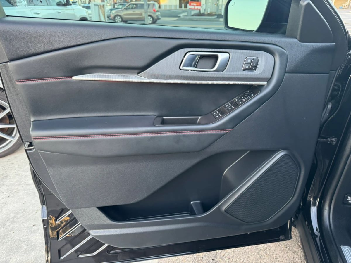 Photo 14 of this Ford Explorer
