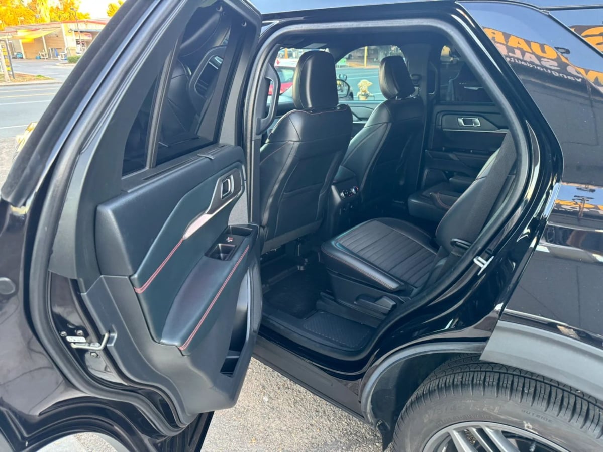 Photo 29 of this Ford Explorer