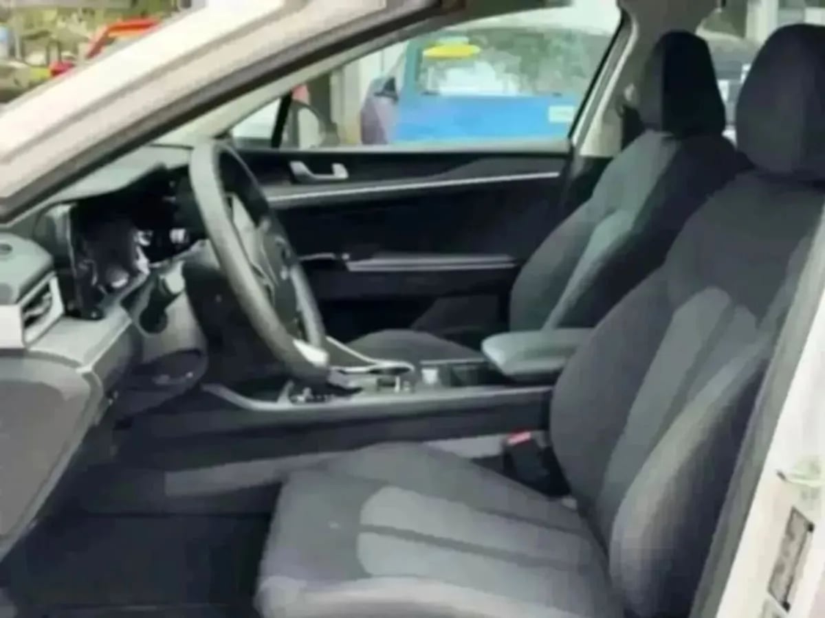 2023 Kia K5 LXS - Photo 13
