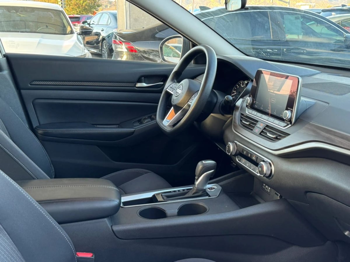 Photo 14 of this Nissan Altima
