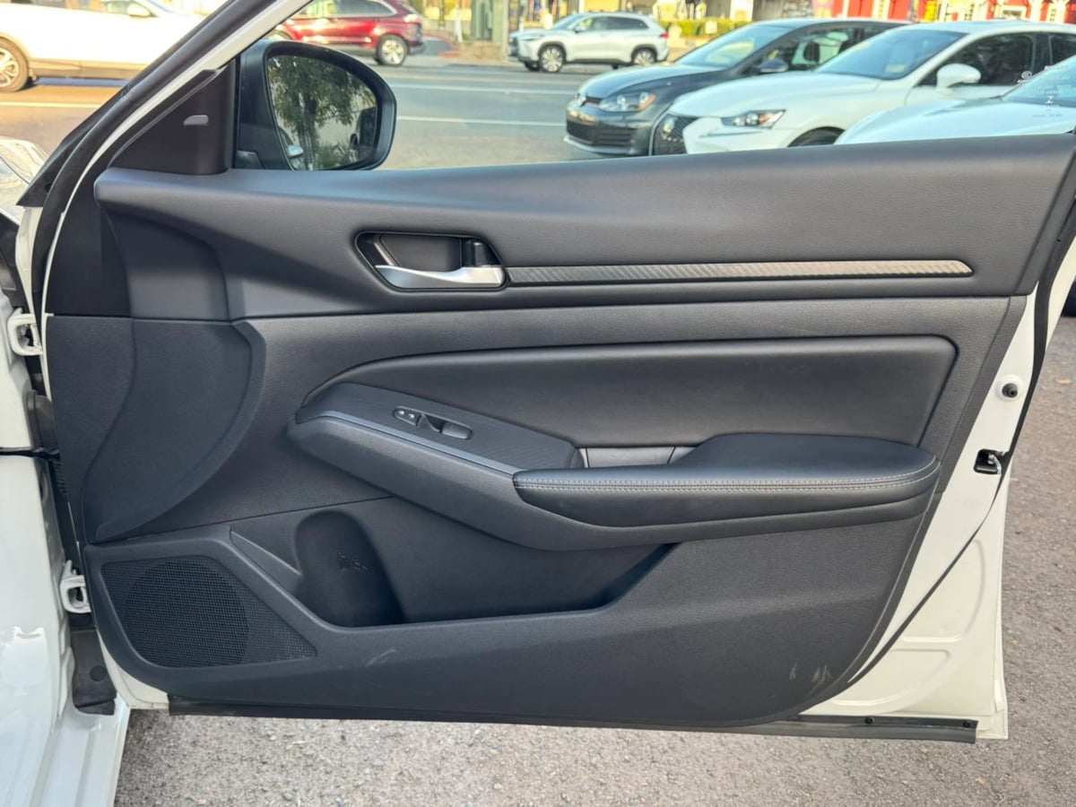 Photo 16 of this Nissan Altima