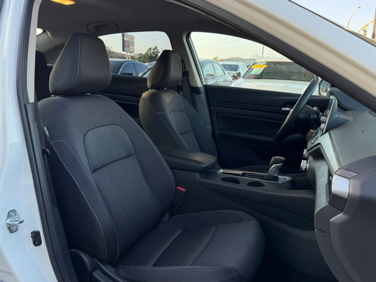 Photo 17 of this Nissan Altima