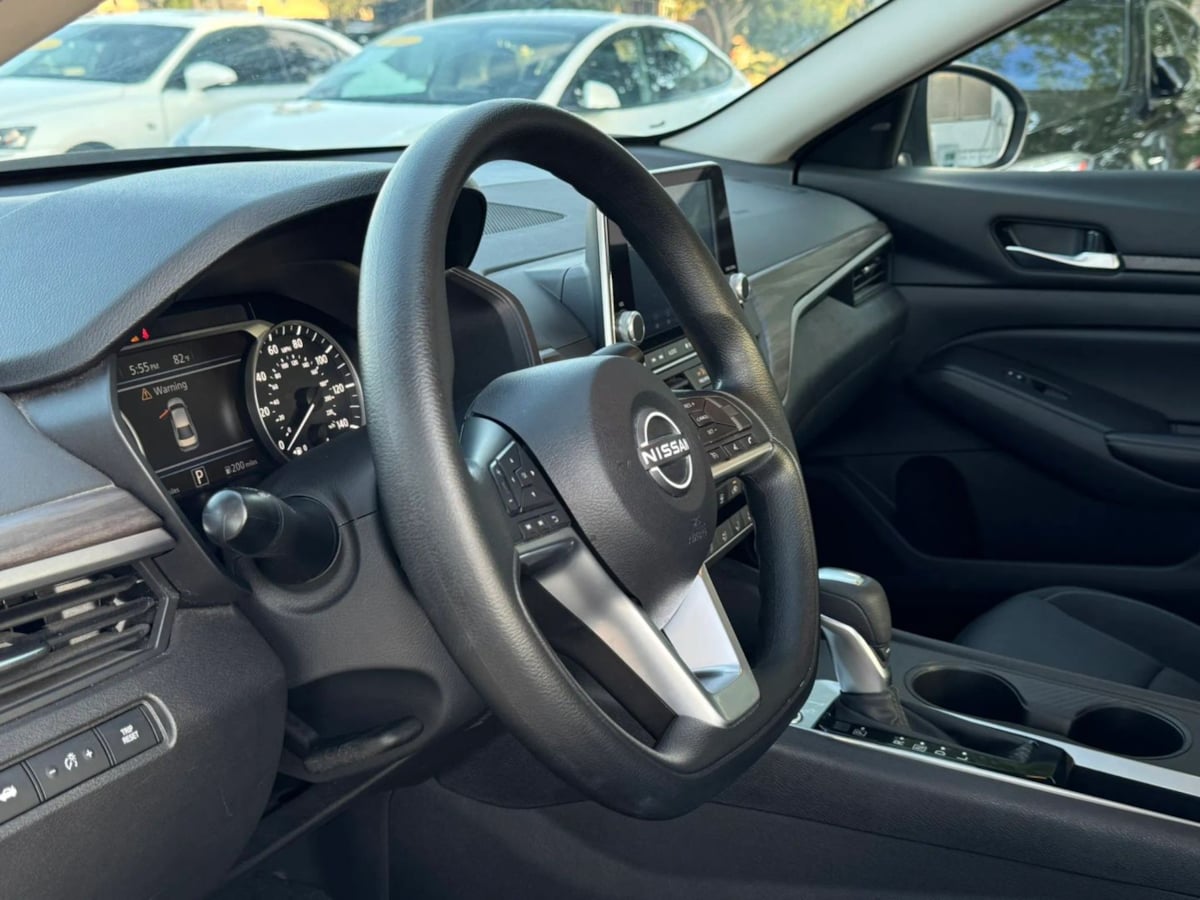 Photo 21 of this Nissan Altima