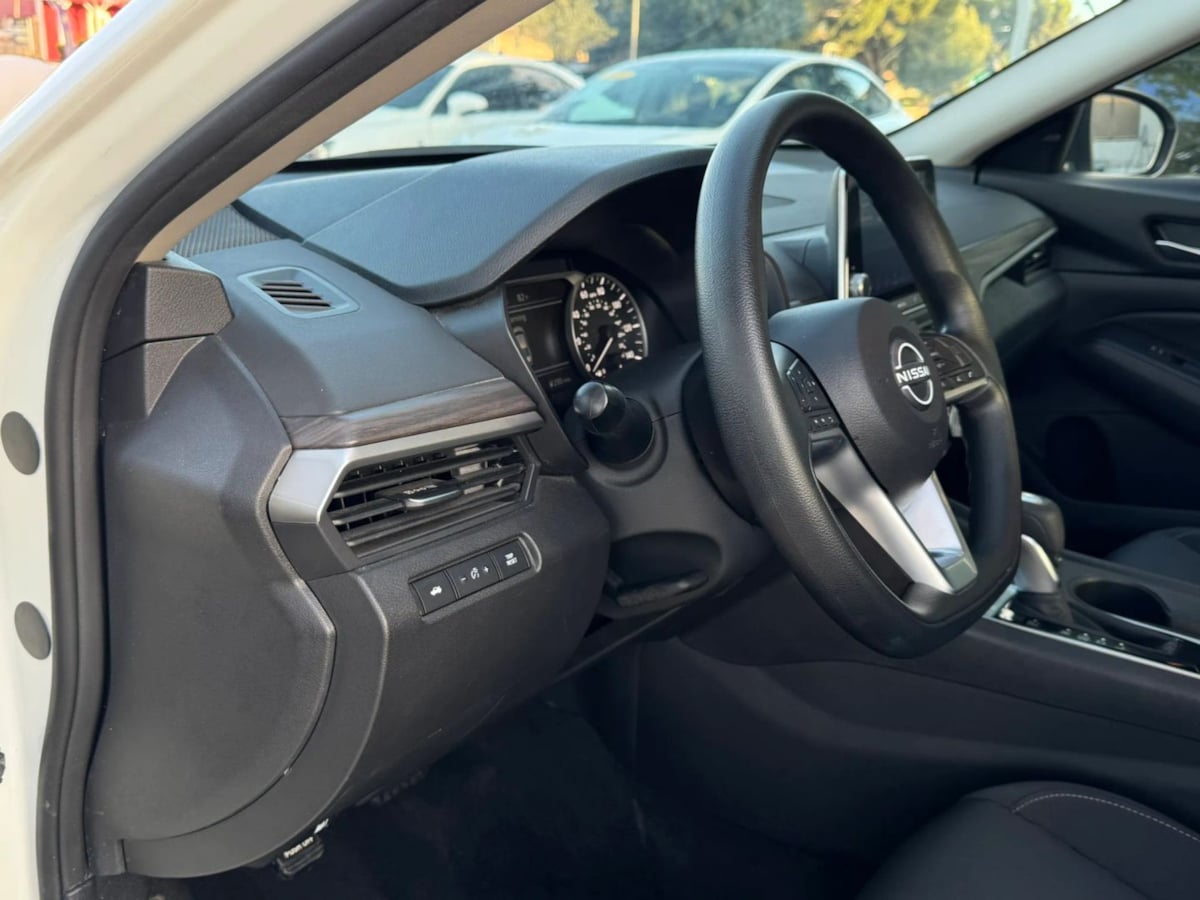 Photo 23 of this Nissan Altima