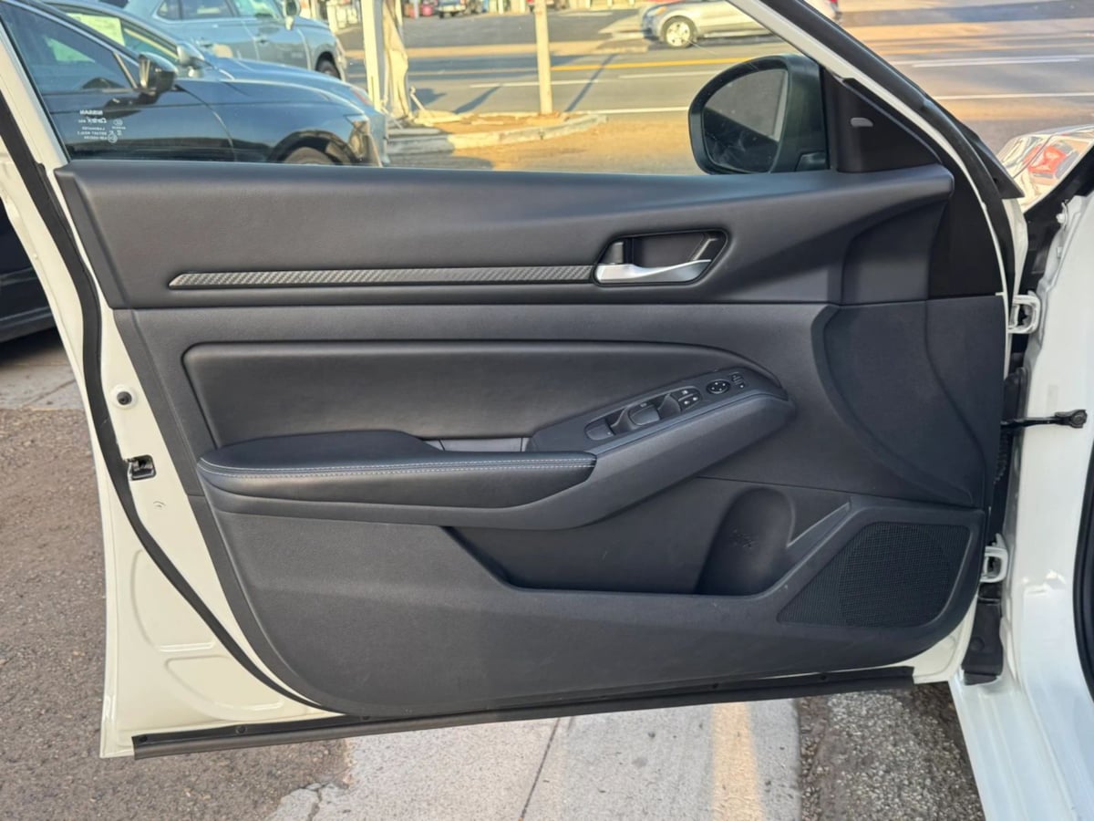 Photo 26 of this Nissan Altima