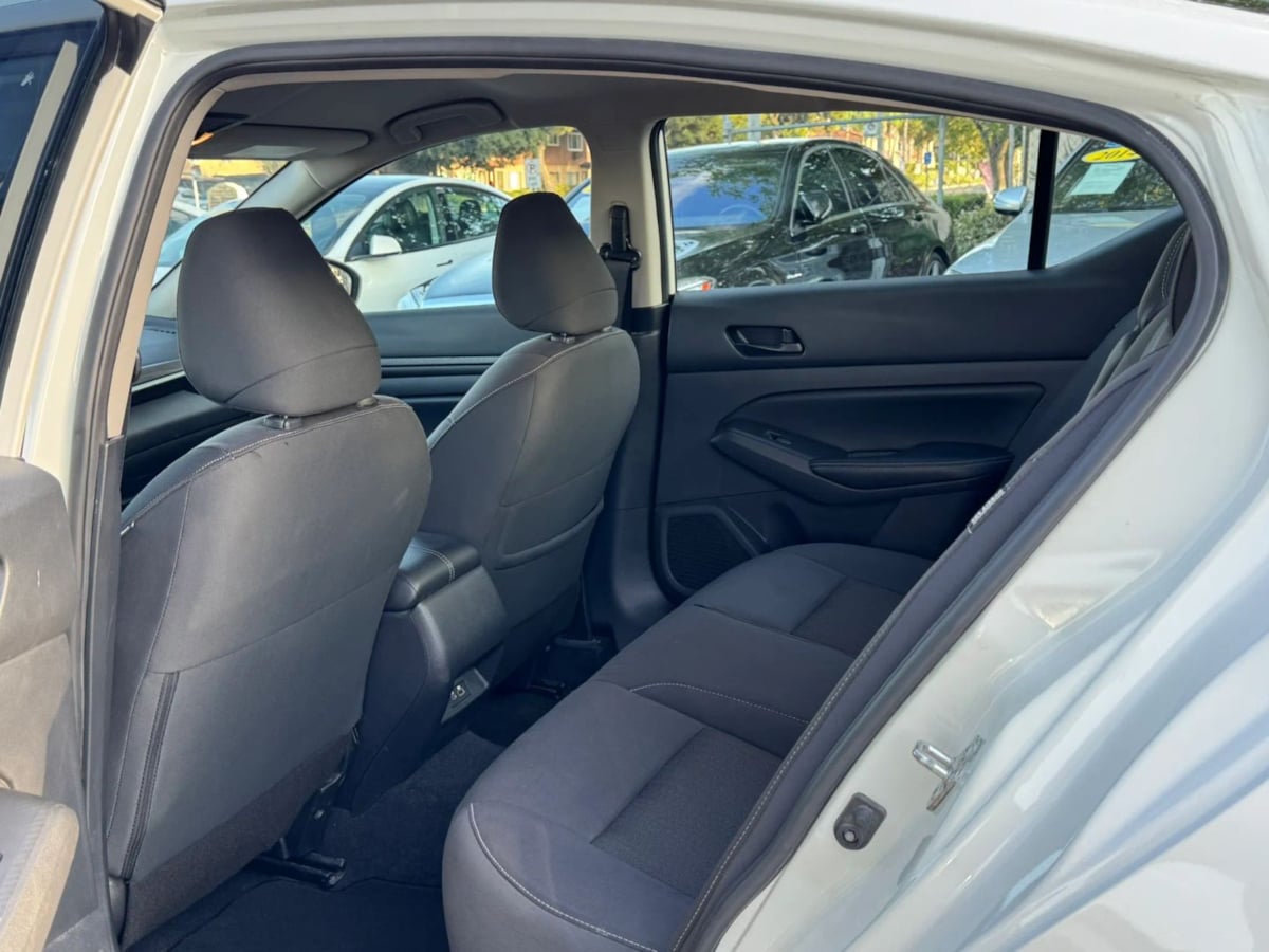 Photo 27 of this Nissan Altima