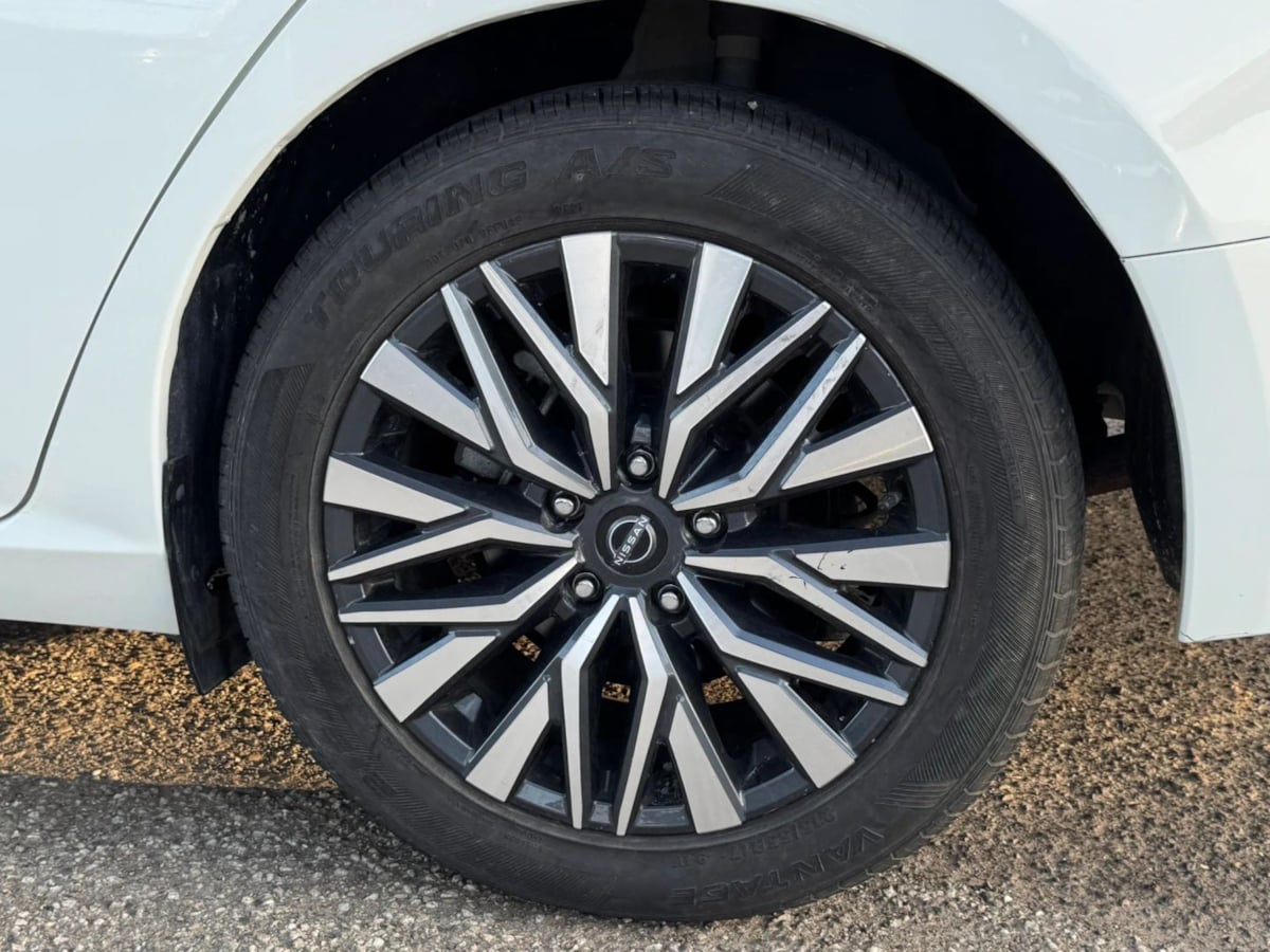 Photo 37 of this Nissan Altima