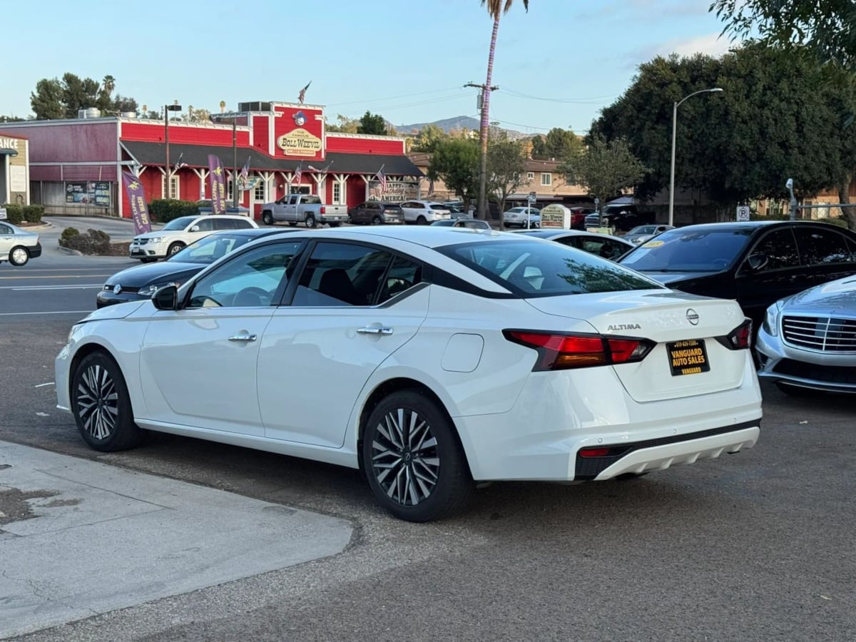 Photo 38 of this Nissan Altima