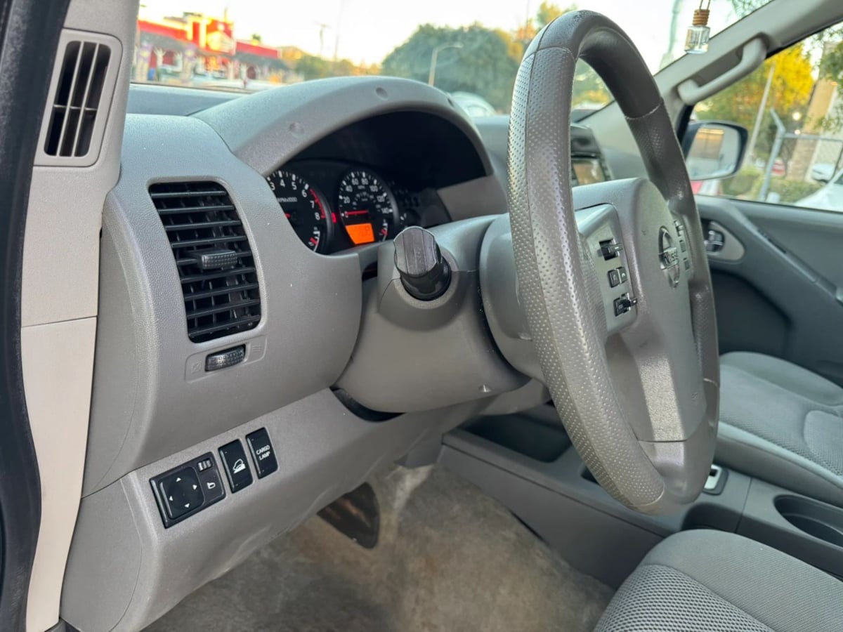 Photo 12 of this Nissan Frontier