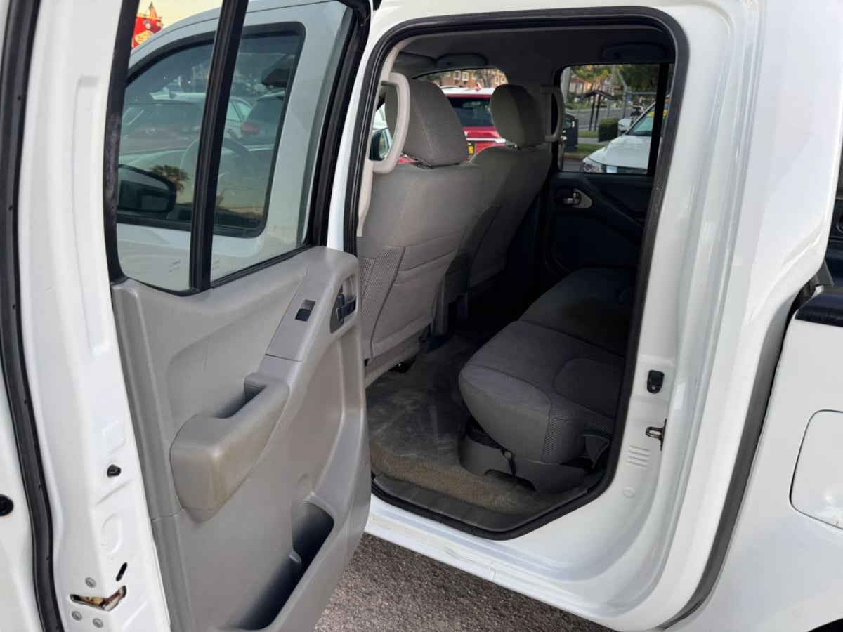 Photo 14 of this Nissan Frontier