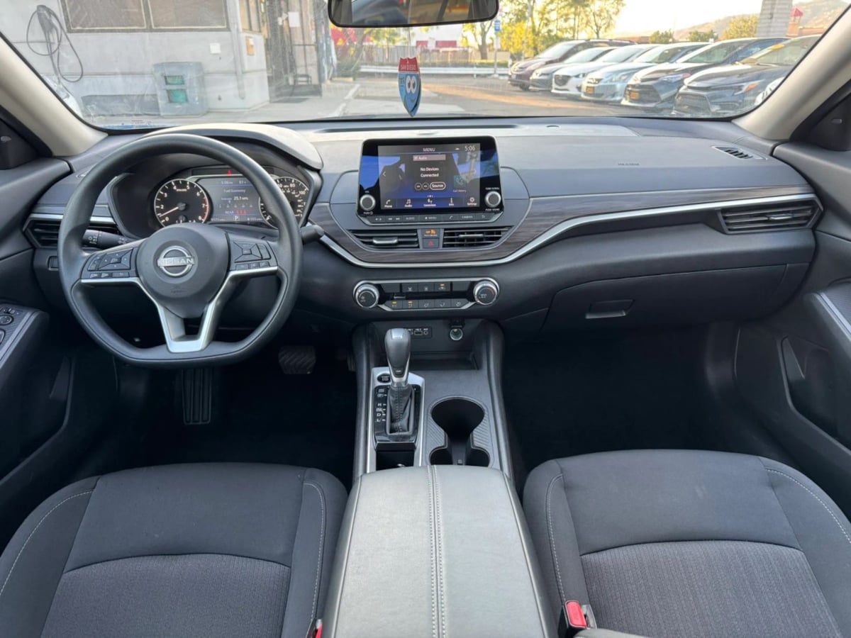 Photo 16 of this Nissan Altima