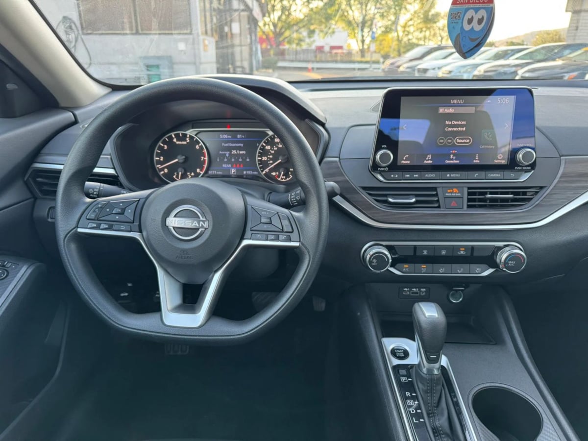 Photo 17 of this Nissan Altima