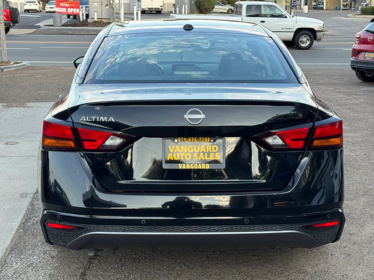 Photo 34 of this Nissan Altima