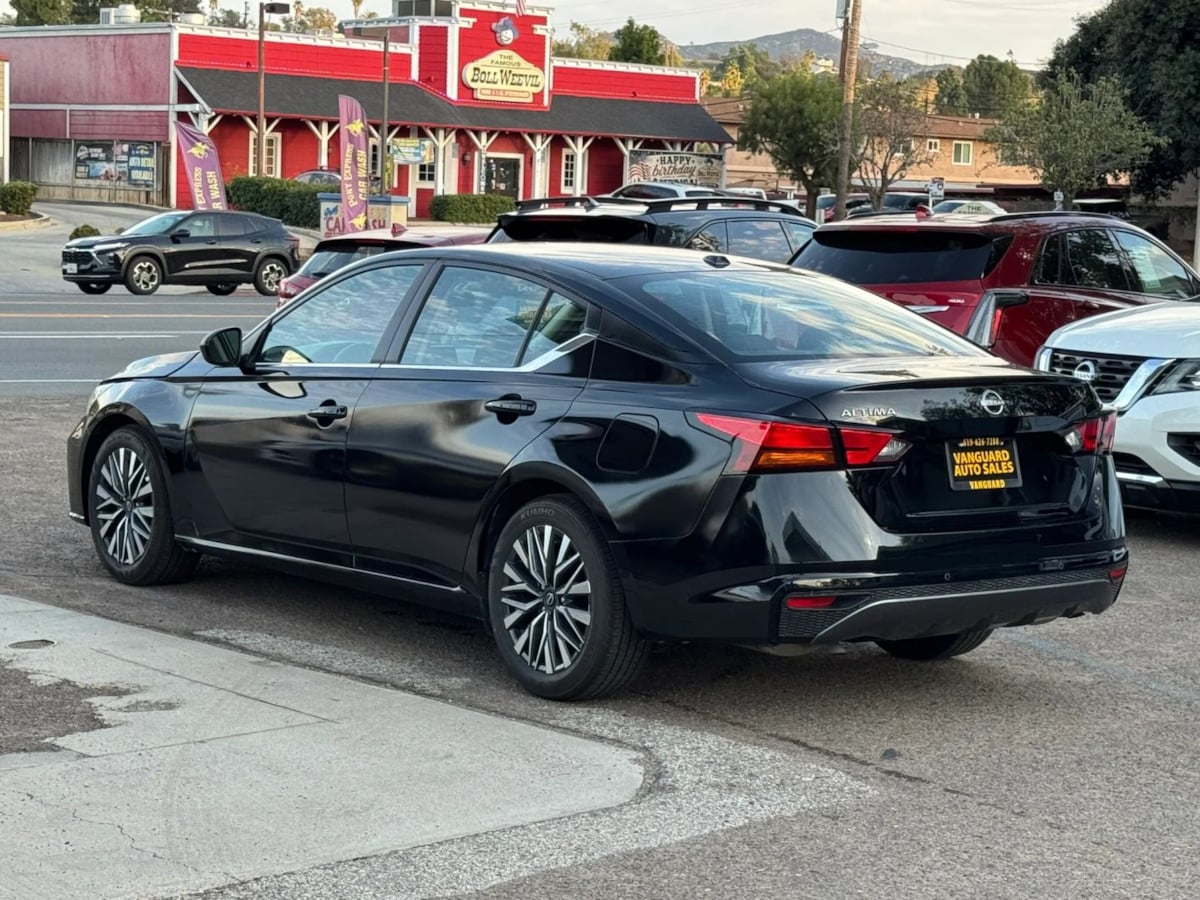 Photo 31 of this Nissan Altima