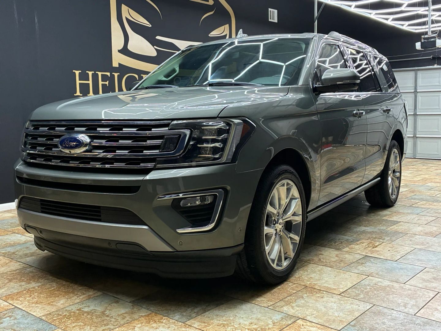 Photo 3 of this Ford Expedition