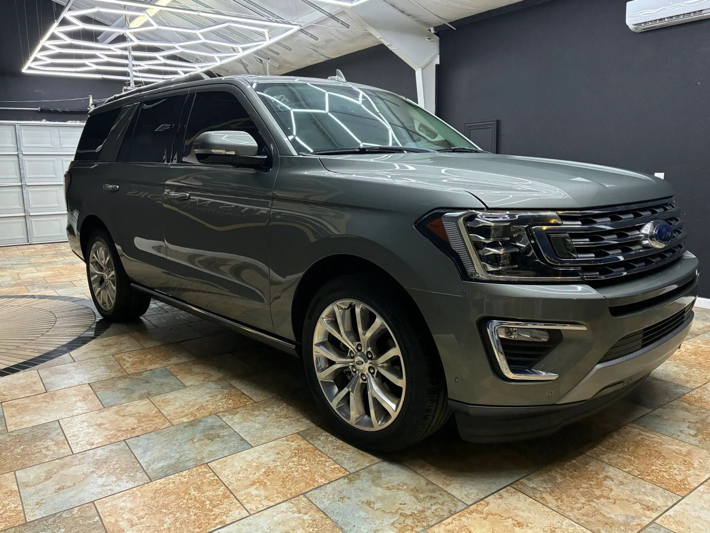 Photo 4 of this Ford Expedition