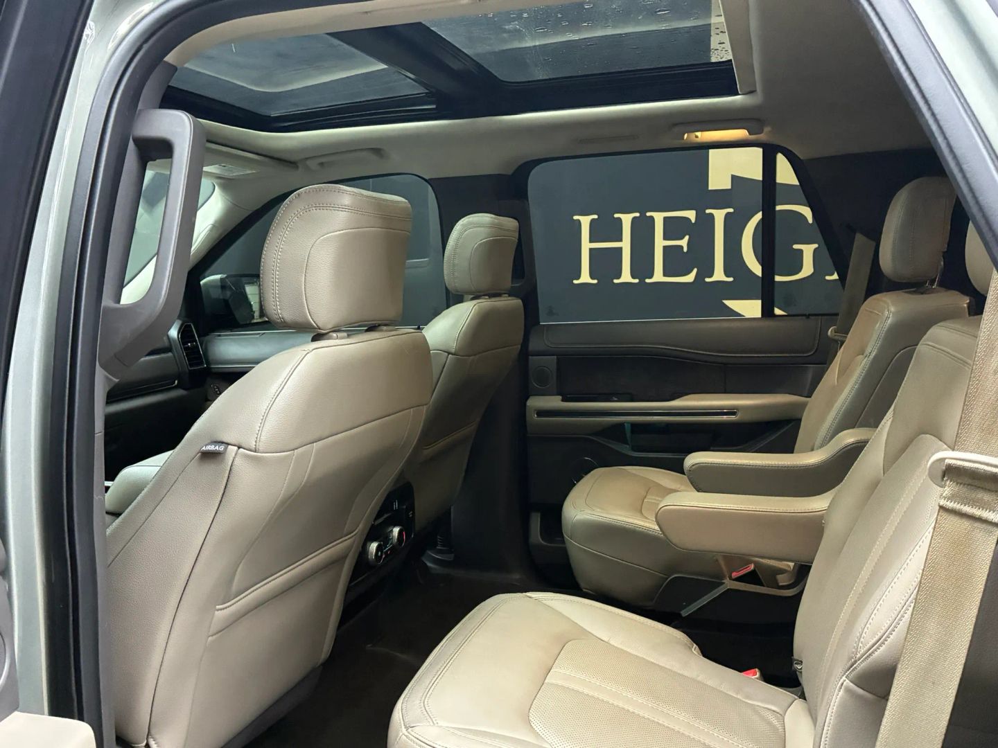 Photo 7 of this Ford Expedition