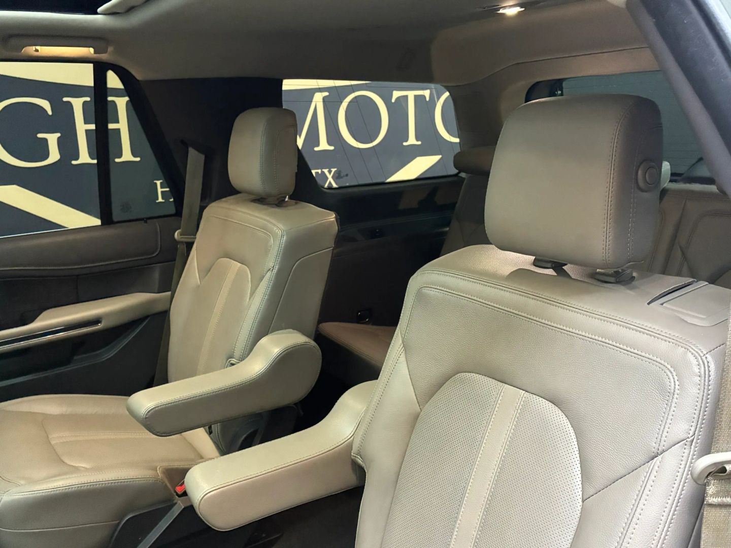 Photo 8 of this Ford Expedition