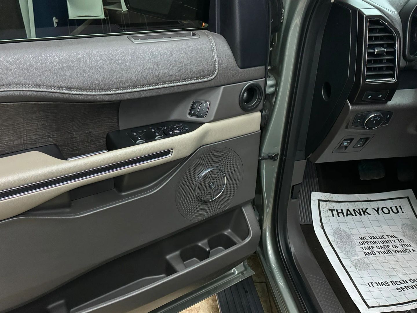 Photo 12 of this Ford Expedition