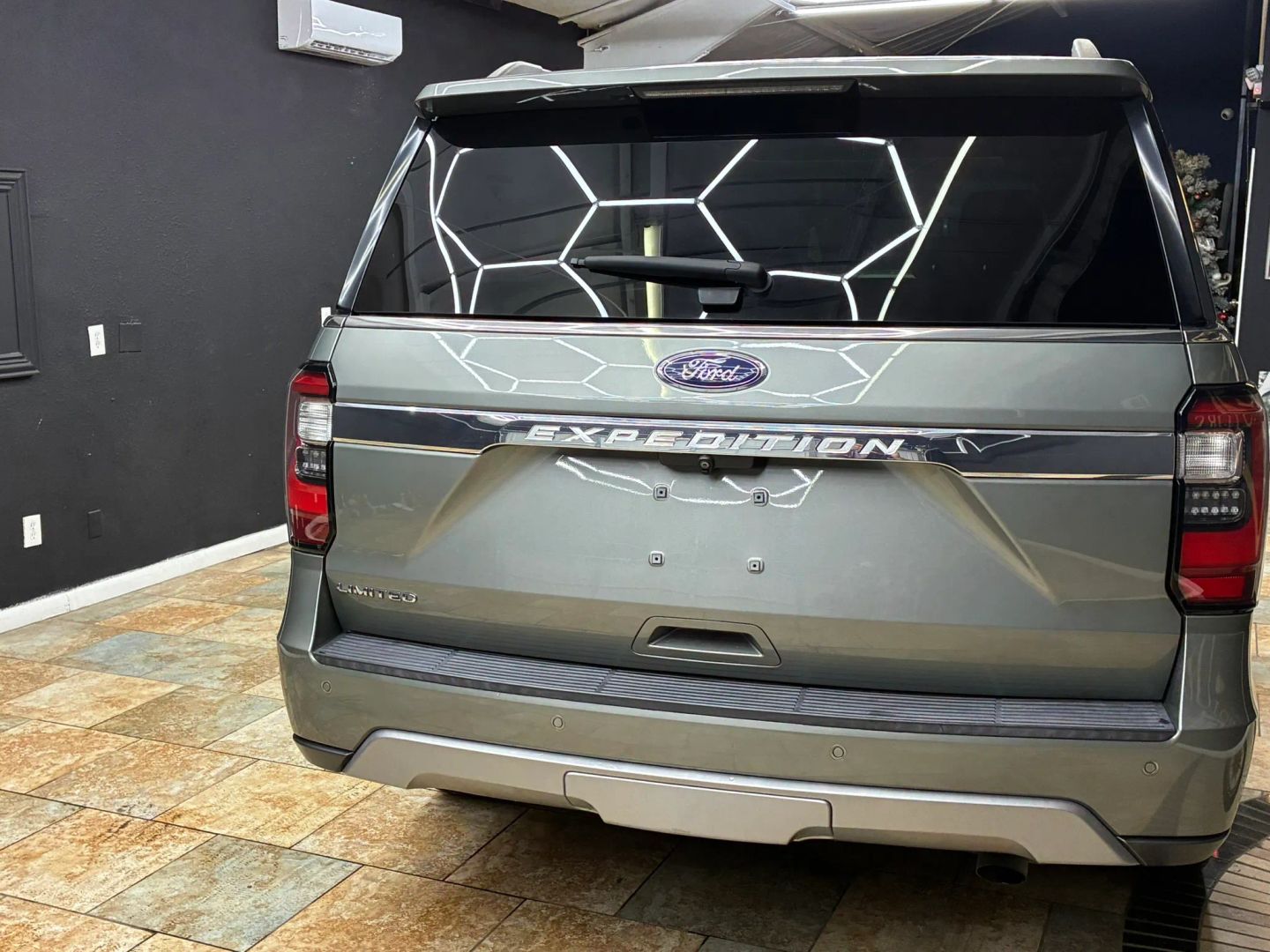 Photo 14 of this Ford Expedition