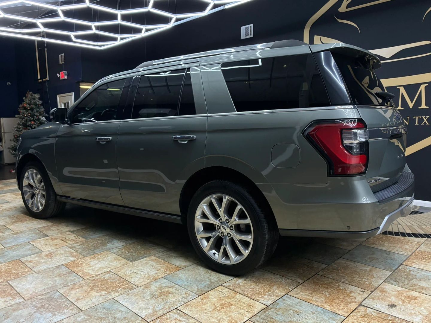 Photo 15 of this Ford Expedition