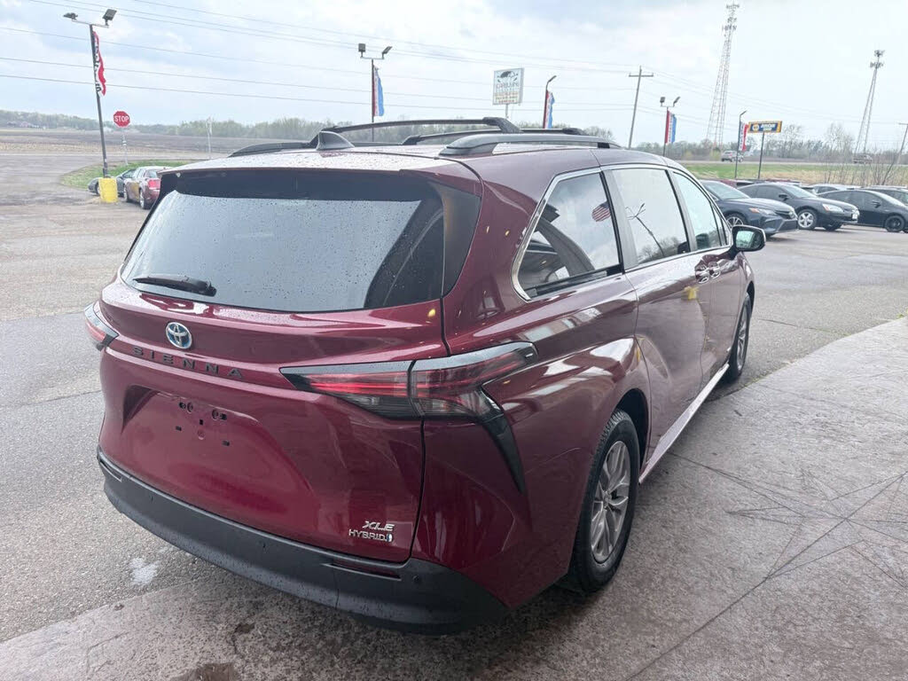 2021 Toyota Sienna XLE - Photo 9