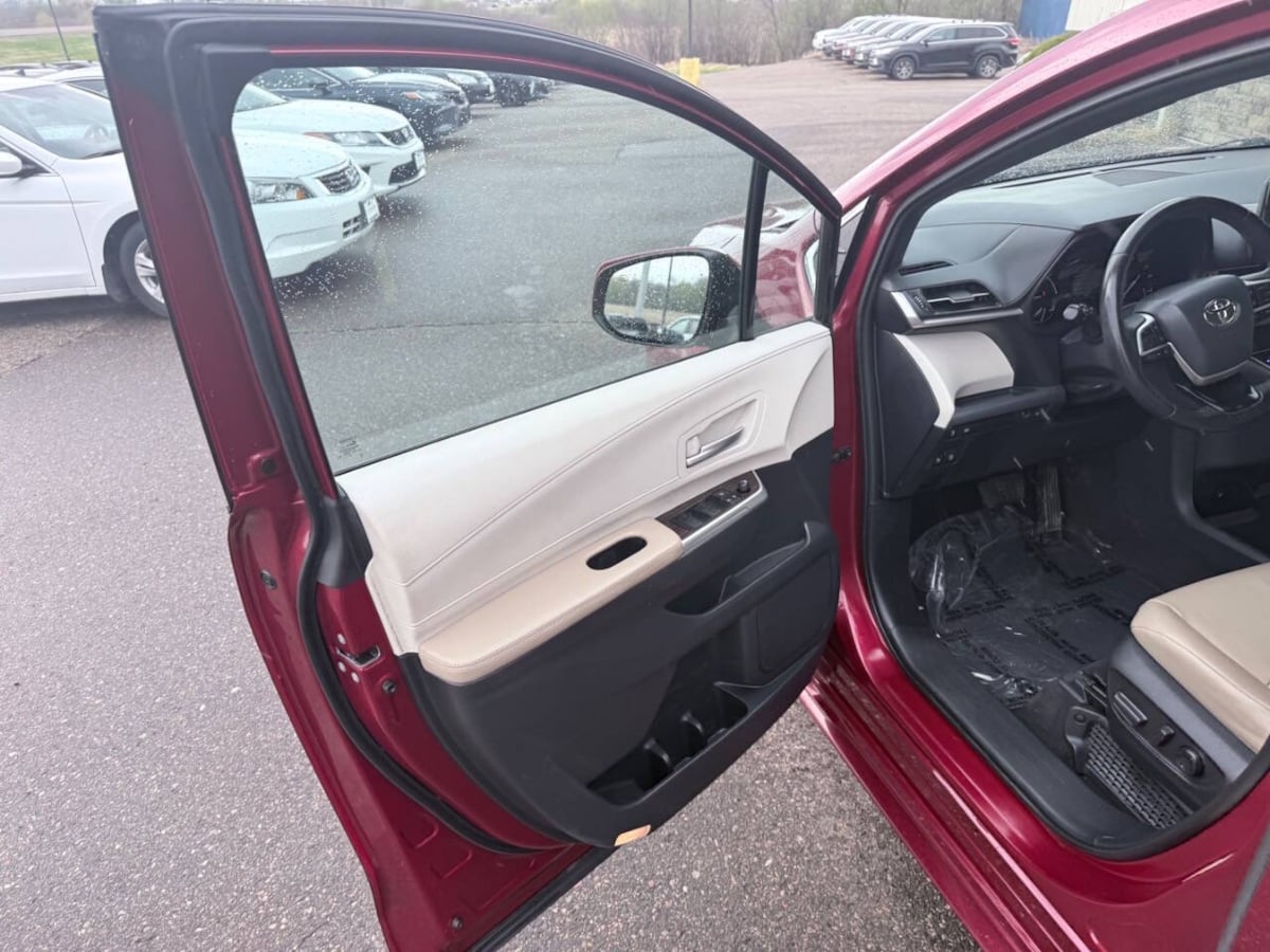 2021 Toyota Sienna XLE - Photo 12