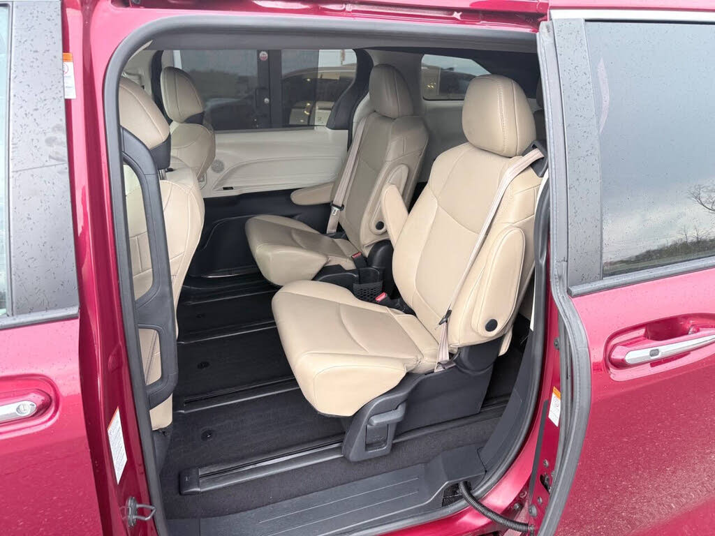 2021 Toyota Sienna XLE - Photo 14
