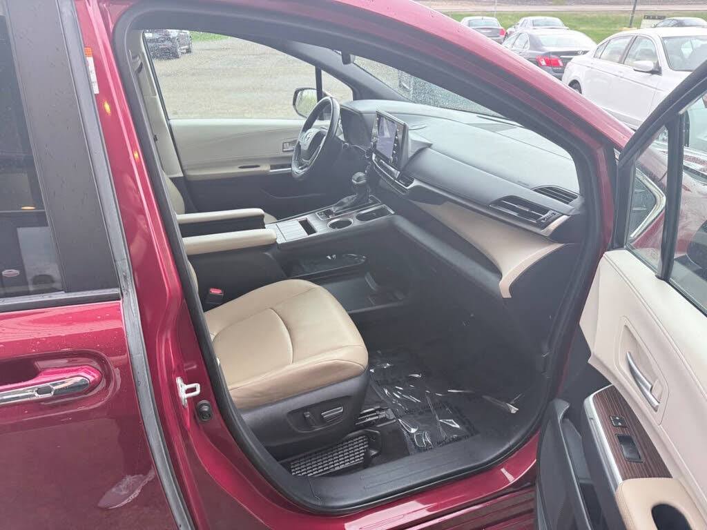 2021 Toyota Sienna XLE - Photo 15
