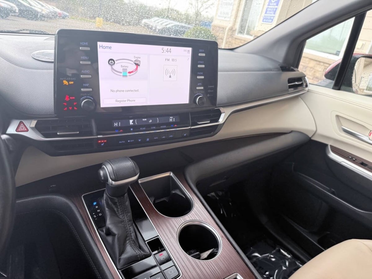 2021 Toyota Sienna XLE - Photo 17
