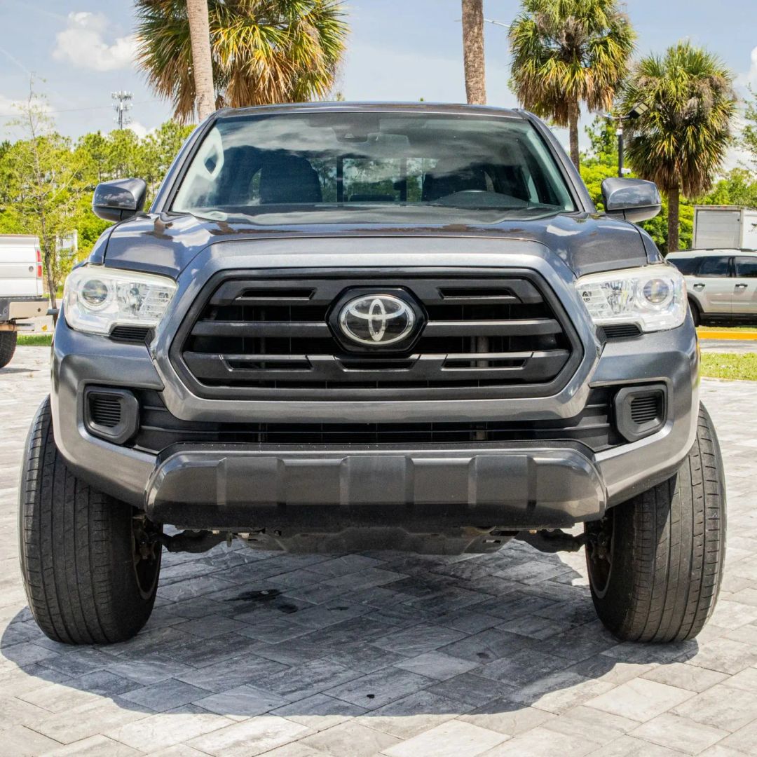 Toyota Tacoma photo 2