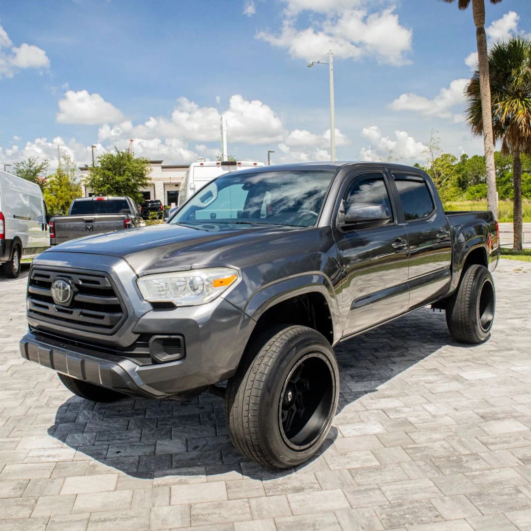 Toyota Tacoma photo 3
