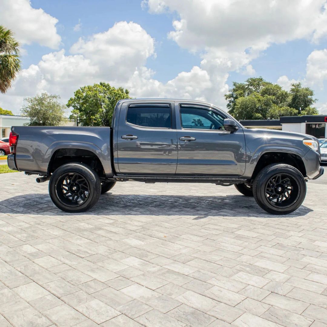 Toyota Tacoma photo 9