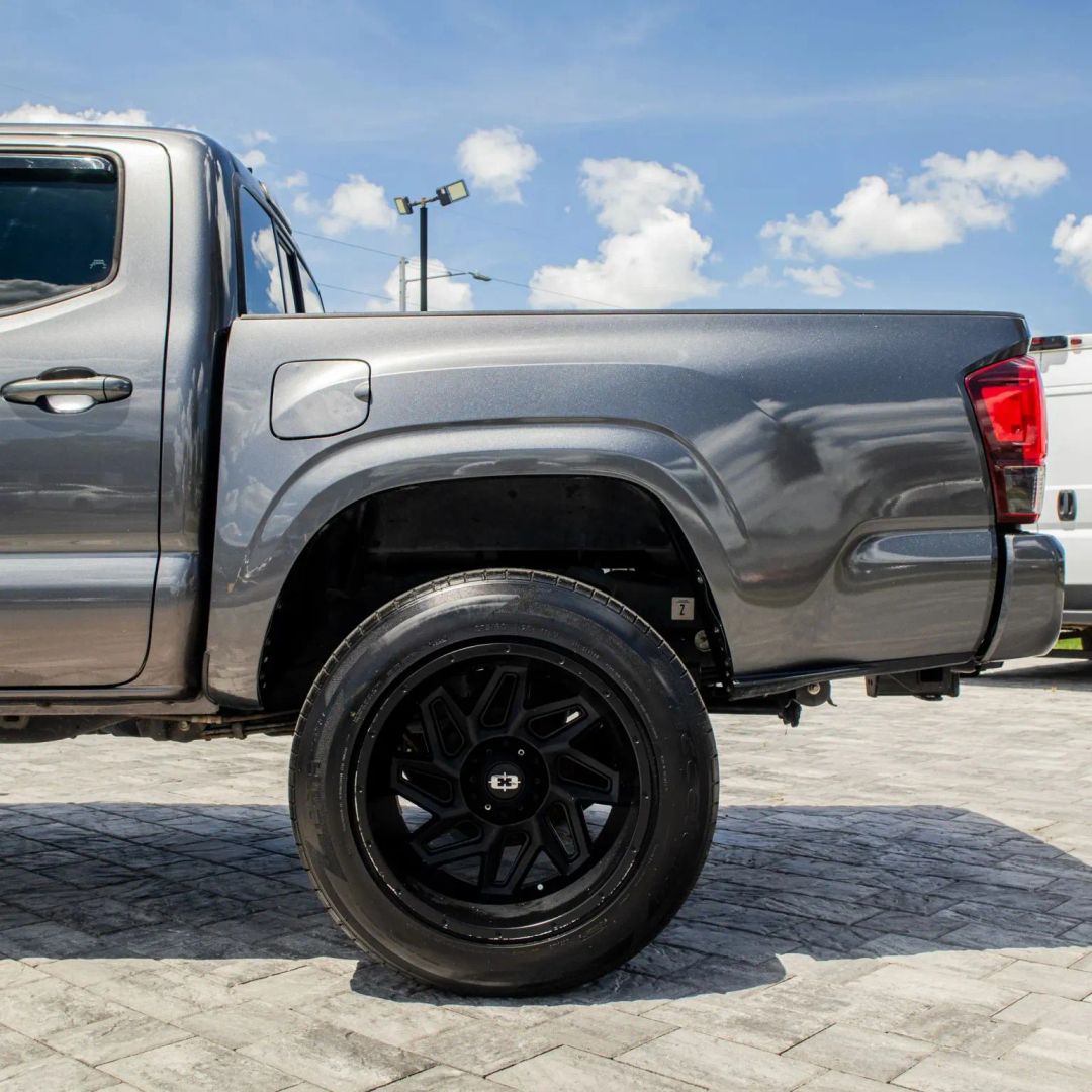 Toyota Tacoma photo 14