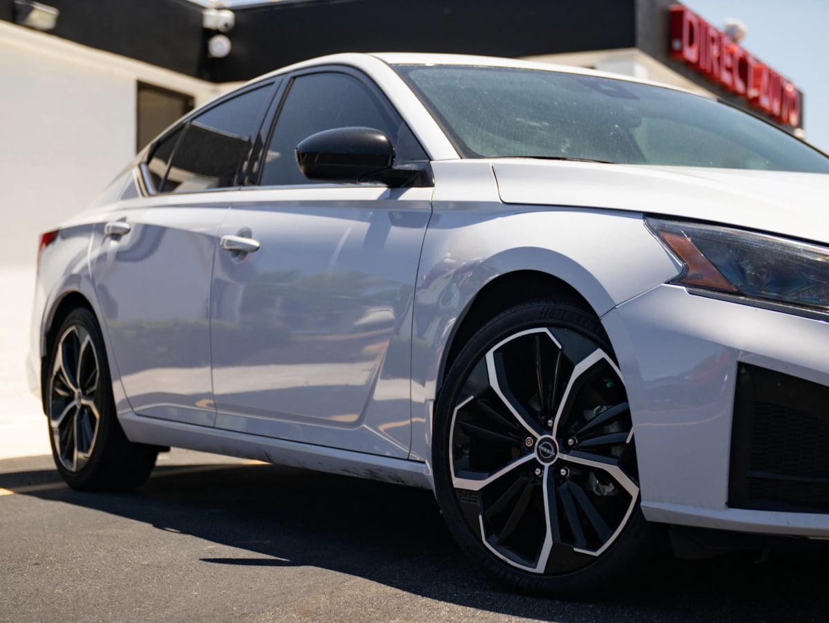 Nissan Altima photo 2