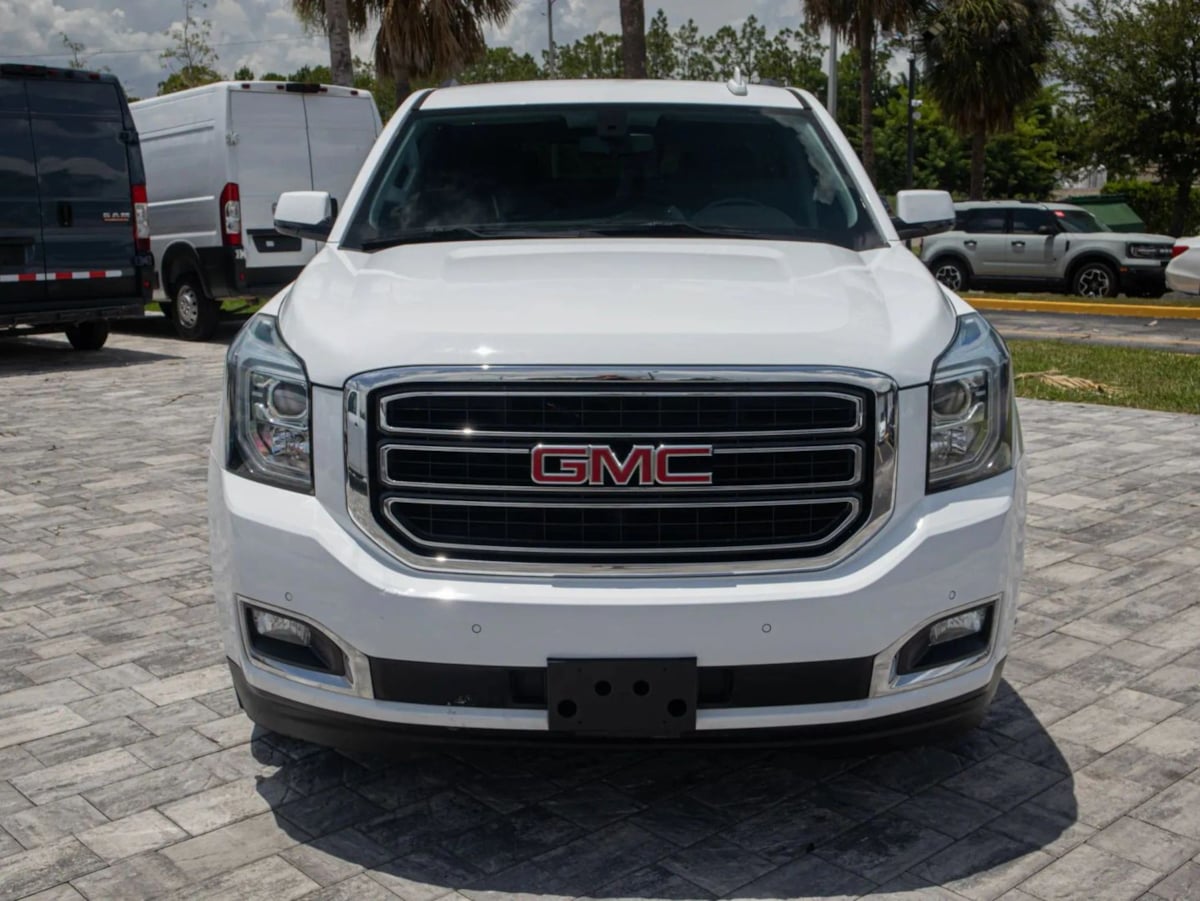 GMC Yukon photo 2