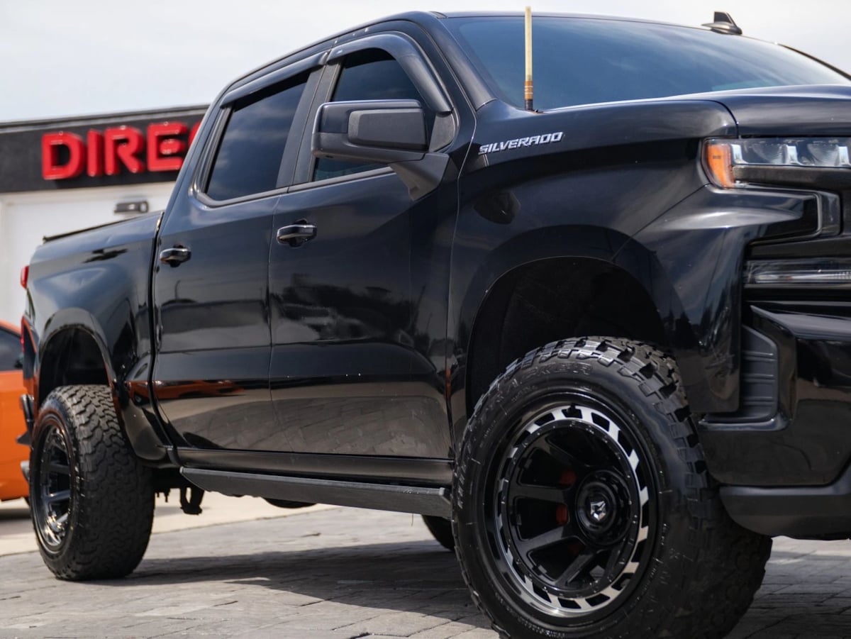 Chevrolet Silverado photo 2