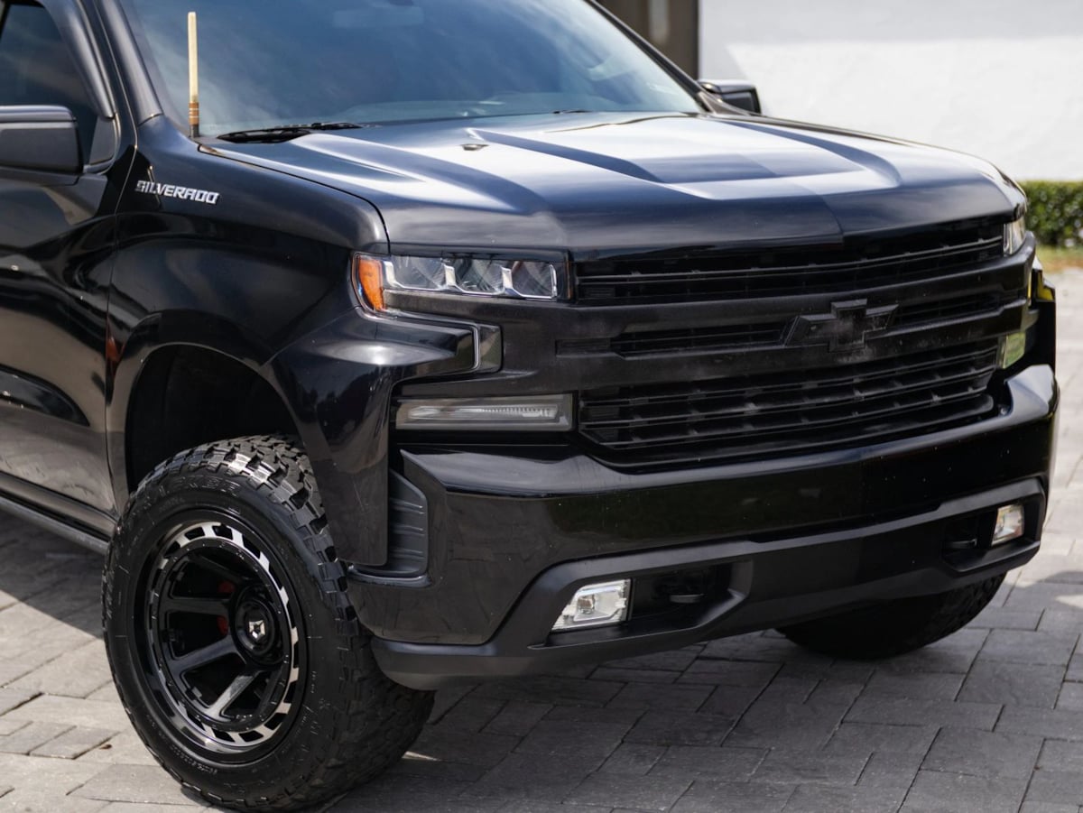 Chevrolet Silverado photo 3