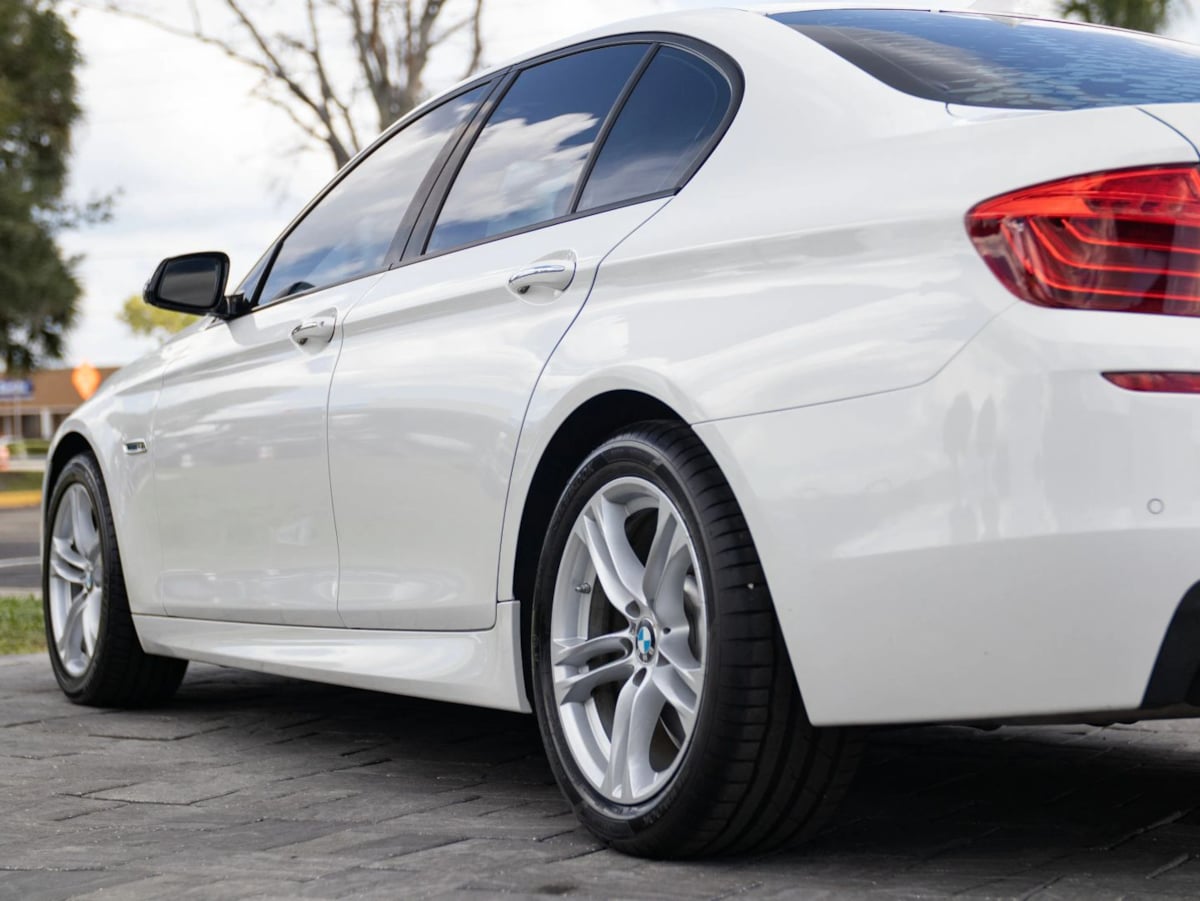 BMW 5 Series photo 3
