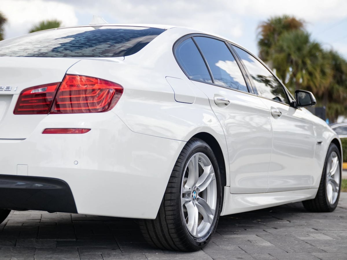 BMW 5 Series photo 9