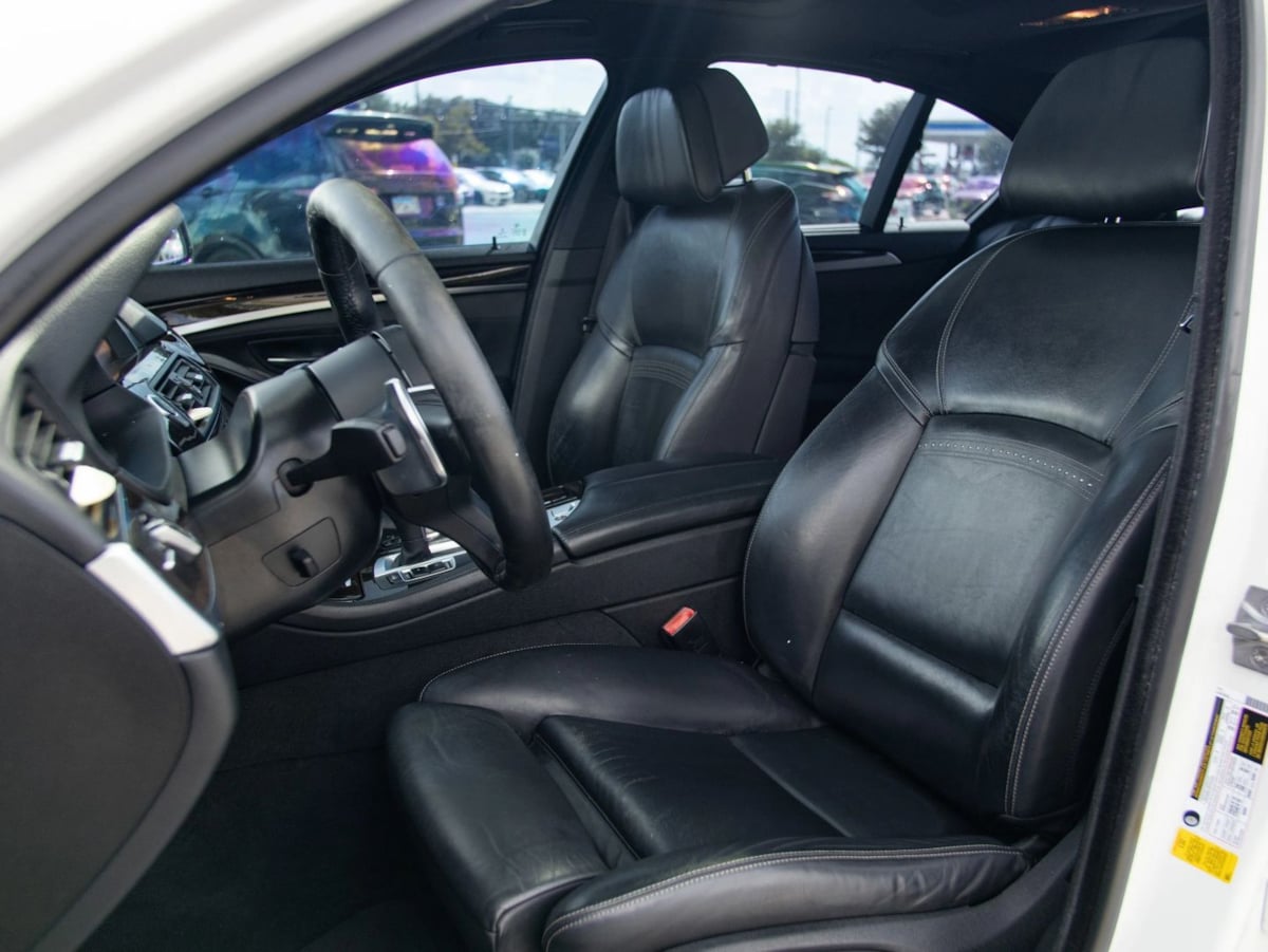 BMW 5 Series photo 12