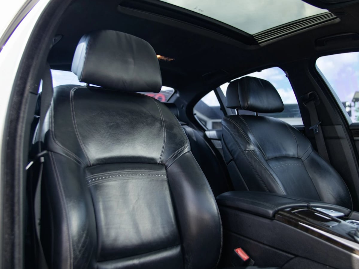 BMW 5 Series photo 14